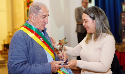 Padre José Hernando Maya Restrepo recibe la Medal...