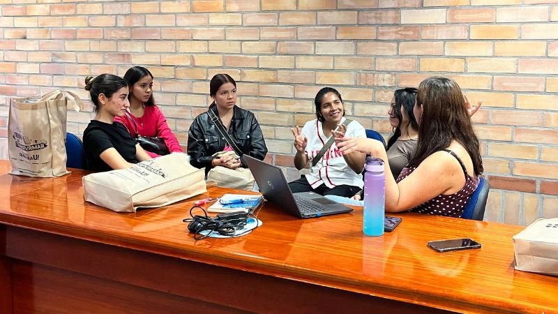 trece estudiantes nacionales e internacionales