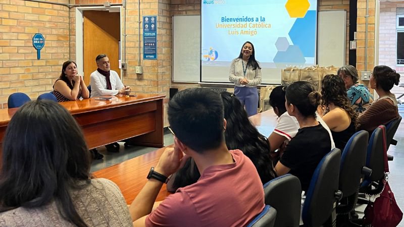 Estudiantes nacionales e internacionales llegan al Programa Delfín en la Universidad Católica Luis Amigó