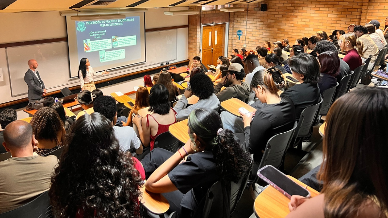 Representantes_de_la_Embajada_de_Estados_Unidos_orientaron_a_estudiantes_sobre_tramites_de_visas_.png