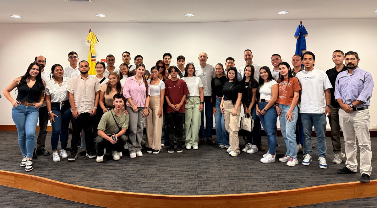 Estudiantes_Embajada_de_Colombia_en_RD.jpeg