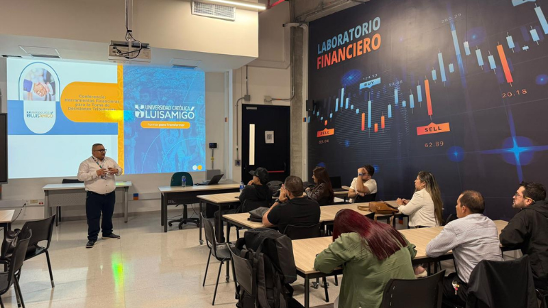 Conferencia_graduados_de_Administracion.png