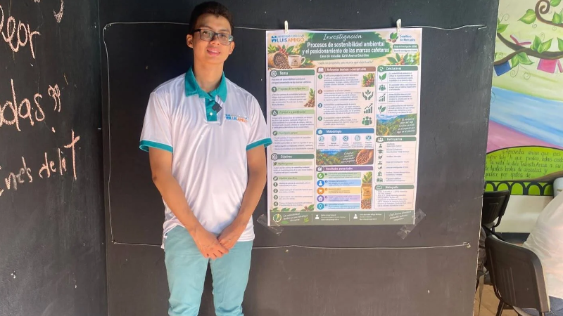 Estudiante_de_Administracion_de_Empresas_presenta_investigacion_sobre_sostenibilidad_cafetera_en_Rednicol.png