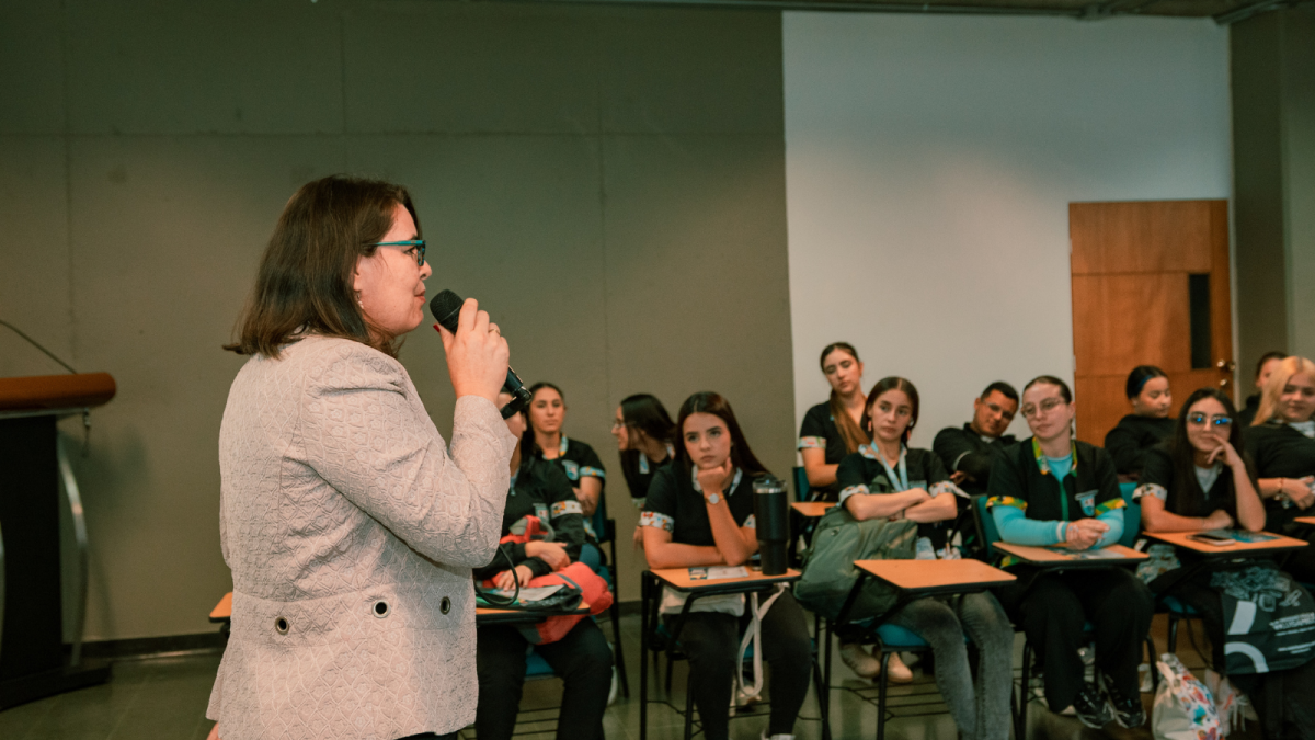 30_09_2025_Escuela_Normal_Superior_de_Mar__a_visit___la_Universidad_Cat__lica_Luis_Amig___1.png