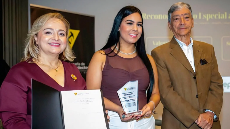 Graduada_de_Ingenieria_Civil_recibe_reconocimiento_de_la_SAI_al_mejor_promedio_academico2_.png