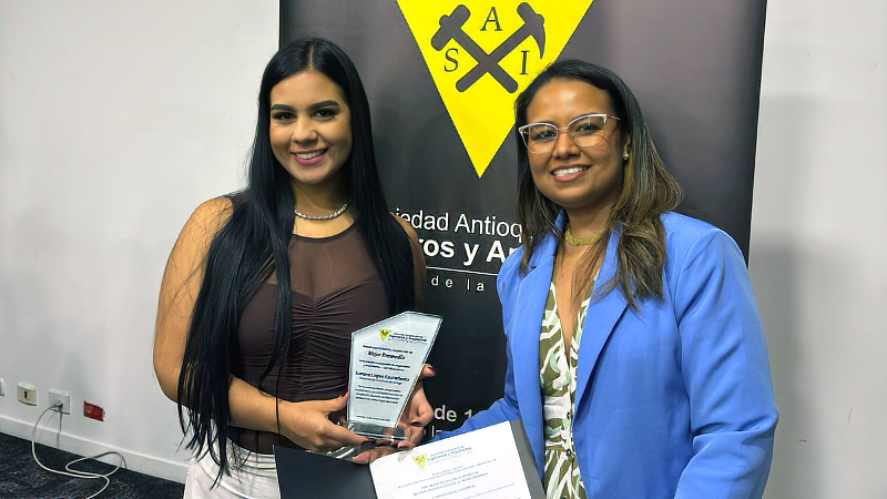 Graduada_de_Ingenieria_Civil_recibe_reconocimiento_de_la_SAI_al_mejor_promedio_academico_3.png