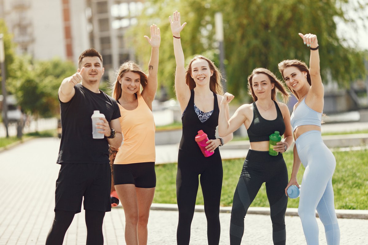 group_people_park_boy_with_four_girls_sports_people_with_bottls_water.jpg