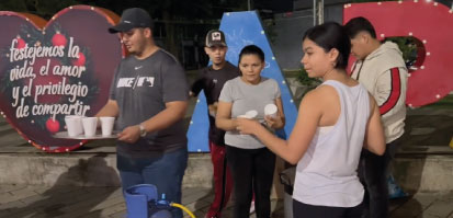 Estudiantes de Administración de Empresas alegran la noche de algunos Inmigrantes en Apartadó