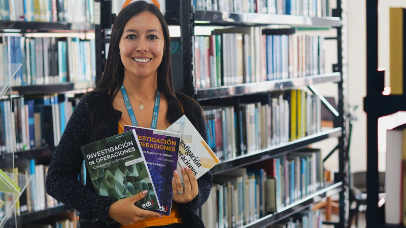 Paola_y_sus_libros.png